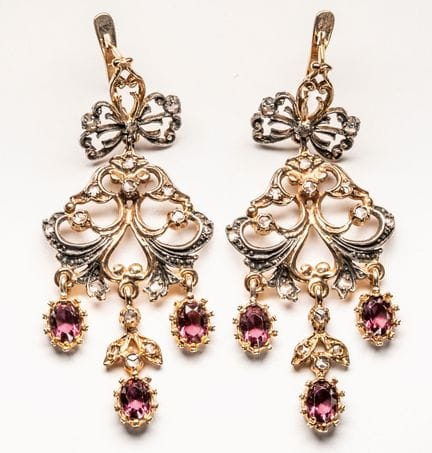UNE PAIRE DE BOUCLES D'OREILLES PENDANTES
 Argent,