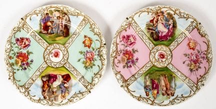 (2,3) 2 ASSIETTES DÉCORATIVES AVEC DES SCÈNES MYTH