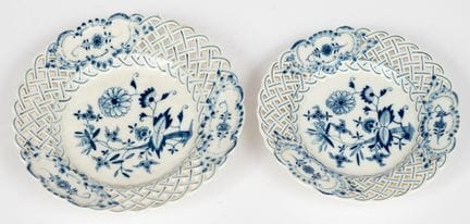 (45) 2 ASSIETTES AJOURÉES DE MEISSEN AVEC MOTIFS D