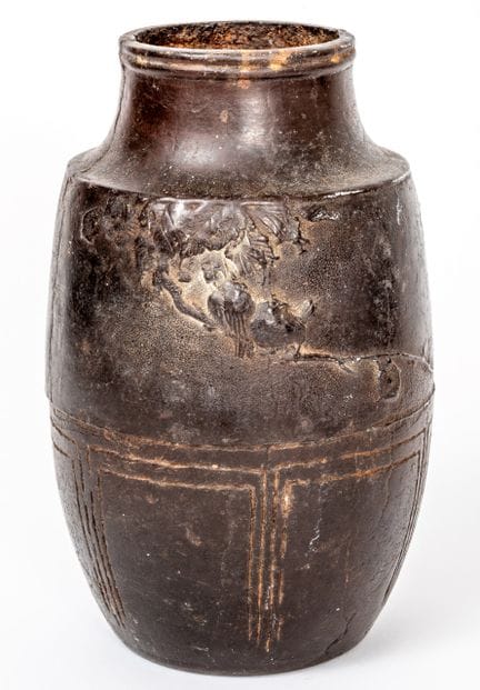 BRONZEVASE MIT BLATTDEKOR UND SIGNATUR
China oder 