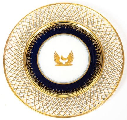 (44) ASSIETTE DÉCORATIVE AJOURÉE AVEC ARMOIRIES DO