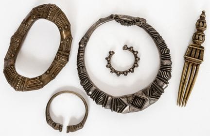 5 AFRIKANISCHER SCHMUCK
Metall, teilweise Silberfa