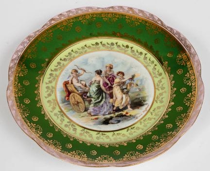 (8) ASSIETTE DÉCORATIVE DE STYLE VIENNOIS REPRÉSEN
