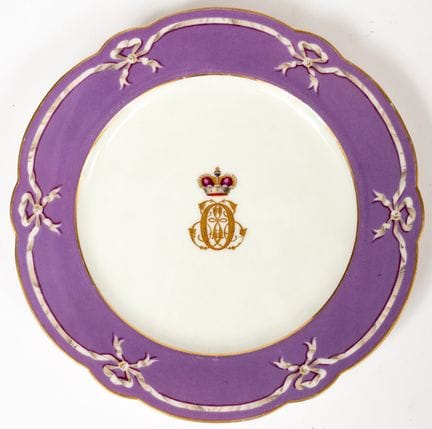 (53) ASSIETTE DE PRÉSENTATION AVEC MONOGRAMME EN O