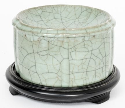 AUSSERGEWÖHNLICHE CELADON-SCHÜSSEL MIT STARK KRACK