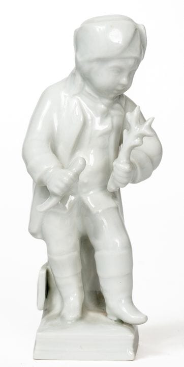 FIGURINE EN PORCELAINE KPM REPRÉSENTANT UN JEUNE H
