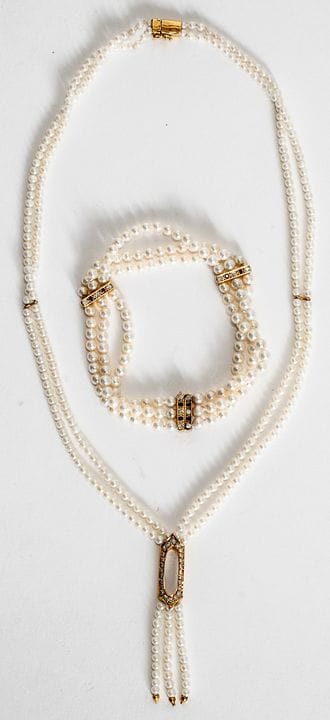 COLLIER À DOUBLE RANGÉE DE PERLES ET BRACELET À TR