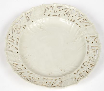 (82) ASSIETTE EN PORCELAINE BLANCHE KPM AVEC BORD 