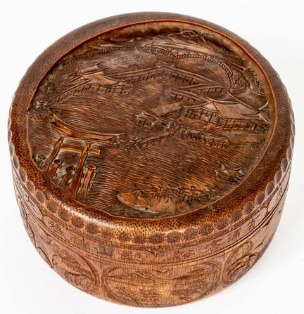 GESCHNITZTE SCHATULLE
China oder Japan, Holz (Bamb
