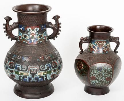 2 EMAILLIERTE BRONZEVASEN
China oder Japan, vermut