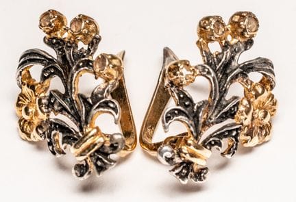 UNE PAIRE DE BOUCLES D'OREILLES EN ARGENT DORÉ
XXe