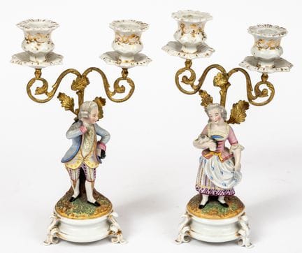 (117) PAIRE DE GIRANDOLES
Porcelaine, laiton, Bohê