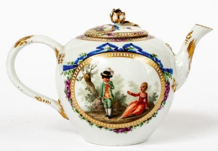 (98) THÉIÈRE EN PORCELAINE DE MEISSEN REPRÉSENTANT