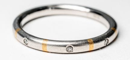 BAGUE EN PLATINE SERTIE DE PETITS DIAMANTS
Diamant