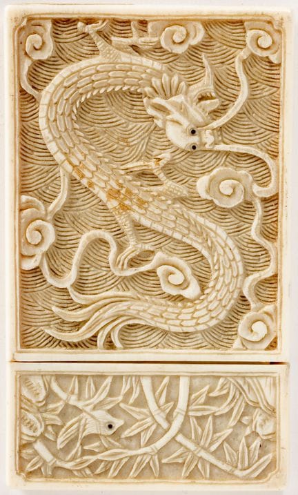 CHINESISCHER VISITENKARTENHALTER
Elfenbein, um 190