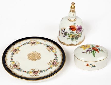 DESSUS DE VERRE EN PORCELAINE, BOÎTE À COUVERCLE E