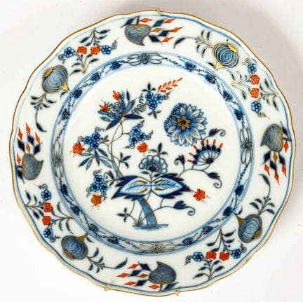 (138) ASSIETTE EN PORCELAINE DE MEISSEN « MOTIF RO