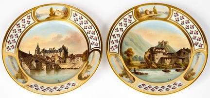 PAIRE D'ASSIETTES DÉCORATIVES DE SÈVRES REPRÉSENTA