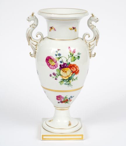 VASE EN PORCELAINE KPM AVEC ANSES EN FORME DE GRIF