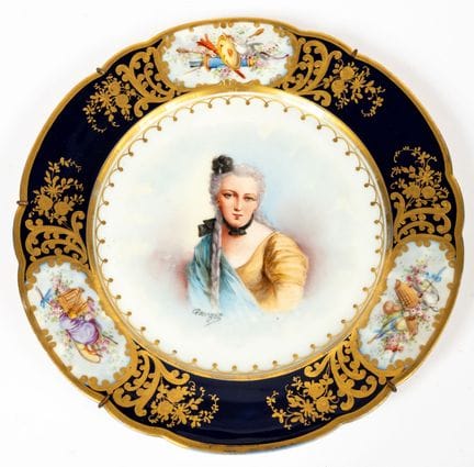 (143) ASSIETTE À PORTRAIT REPRÉSENTANT MADAME DE M