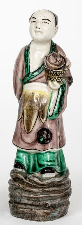 CHINESISCHE STEHENDE PORZELLANFIGUR, DIE EINEN KOR