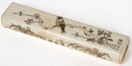 LANGGESTRECKTES JAPANISCHES ETUI MIT PFLANZEN- UND