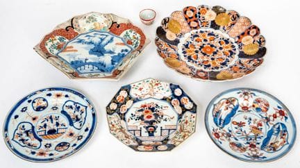 5 PORZELLANTELLER UND 1 KLEINE SCHÜSSEL
vermutlich