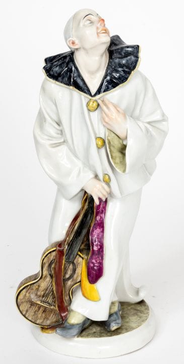 FIGURINE EN PORCELAINE REPRÉSENTANT PIERROT AVEC U