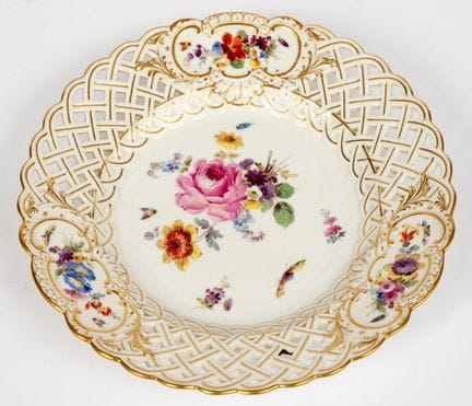 (23) ASSIETTE PERFORÉE DE MEISSEN À MOTIFS FLORAUX