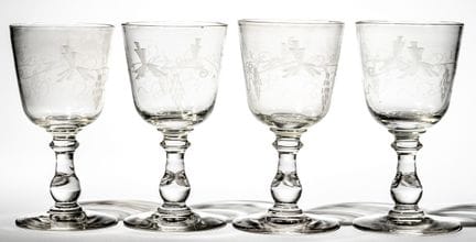 4 Weingläser mit Trauben- und Blattmotiv
20. Jh. 
