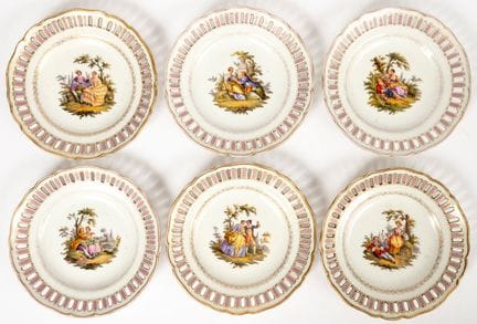(61, 62, 68-71) 6 ASSIETTES DÉCORATIVES AVEC DES S