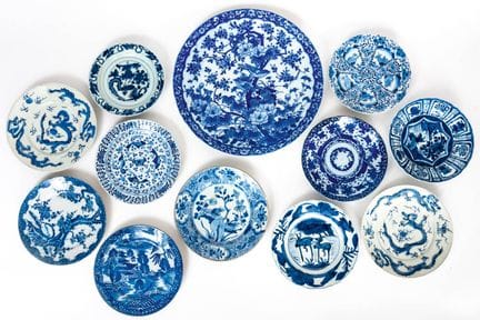 12 BLAU-WEISSE PORZELLANTELLER
vermutlich aus dem 