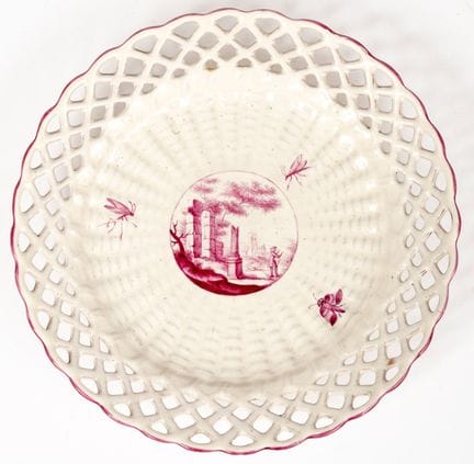 ASSIETTE À BORDURE EN TREILLIS AJOURÉ REPRÉSENTANT