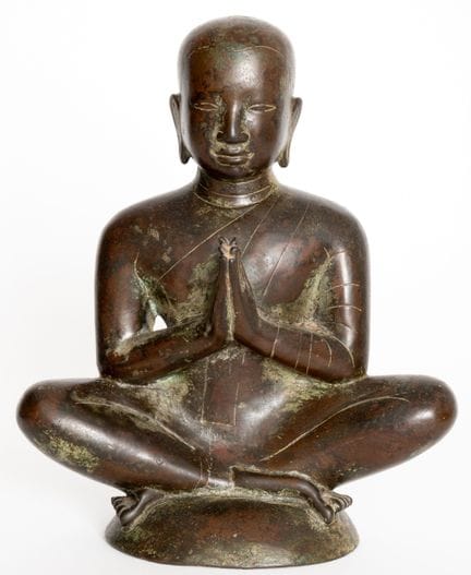 BRONZEFIGUR, DIE EINEN SITZENDEN MÖNCH DARSTELLT
T