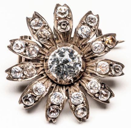 BROCHE EN FORME DE FLEUR
Argent, pierres, vers 190