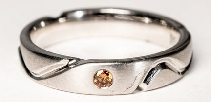 BAGUE EN PLATINE
avec une petite pierre de couleur