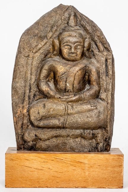 STEINRELIEF EINES SITZENDEN BUDDHAS
Südostasien, v