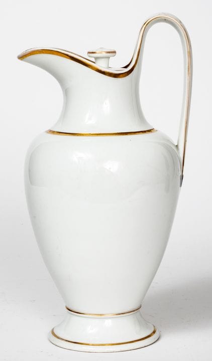 PITCHER EN PORCELAINE BLANCHE À BORD DORÉ
probable