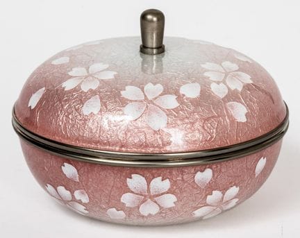 ROSAFARBENE EMAILLIERTE SCHATULLE MIT BLUMENVERZIE