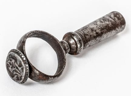 BAGUE-SIGNET DOUBLE FONCTION AVEC TAMPON À PIPE ET