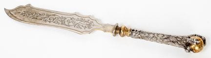 COUTEAU À DÉCOUPER EN ARGENT ORNÉ D'UNE PINCETTE D