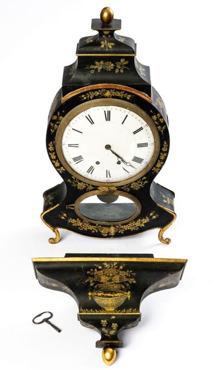PENDULE DE NEUENBURG AVEC SOCLE
Suisse, boîtier en