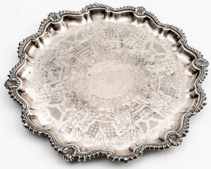 PLAT DE SERVICE EN METAL AGRÉTÉ DE LA CONFISERIE S