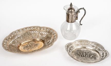 2 bols en argent et 1 carafe en verre avec monture