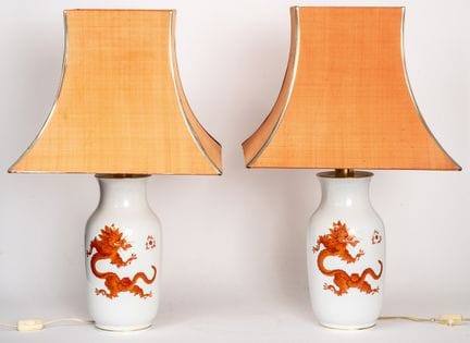 UNE PAIRE DE LAMPES-VASES « ORANGE MING DRAGON »
M