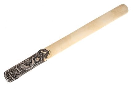 COUPE-LETTRES ART NOUVEAU
Manche en argent (?), la