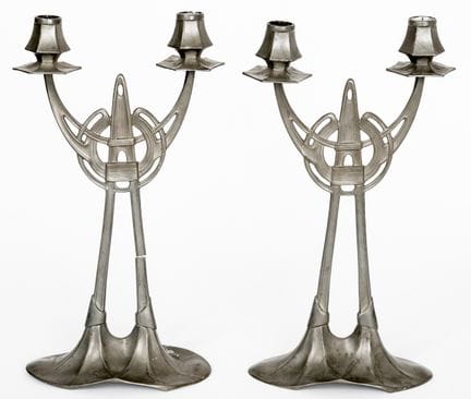 PAIRE DE BOUGEOIRS ART NOUVEAU EN ÉTAIN À DEUX BRA