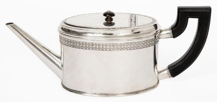 THÉIÈRE EN ARGENT AVEC ANSE EN BOIS
Zurich, Hans C