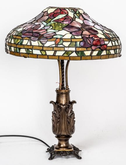 LAMPE DE TABLE DE STYLE TIFFANY
Bronze, verre colo