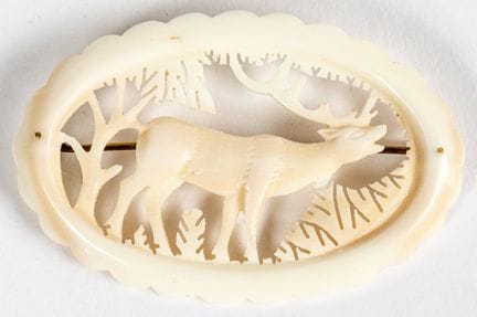 (41) BROCHE REPRÉSENTANT UN CERF OU UN ÉLAN EN TRA
